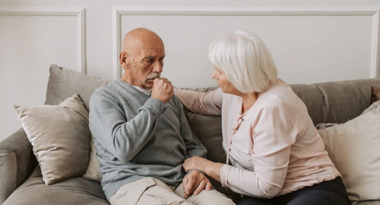 Senor enfermo con su esposa a lado