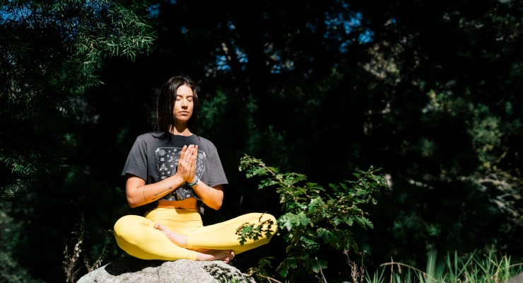 Mujer meditando