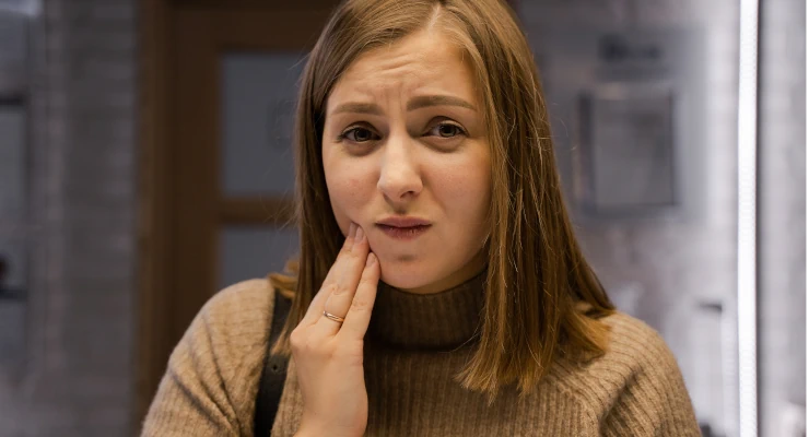 Mujer con dolor de dientes y mandibula