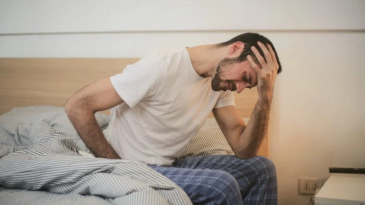 Joven enfermo con dolor de cabeza